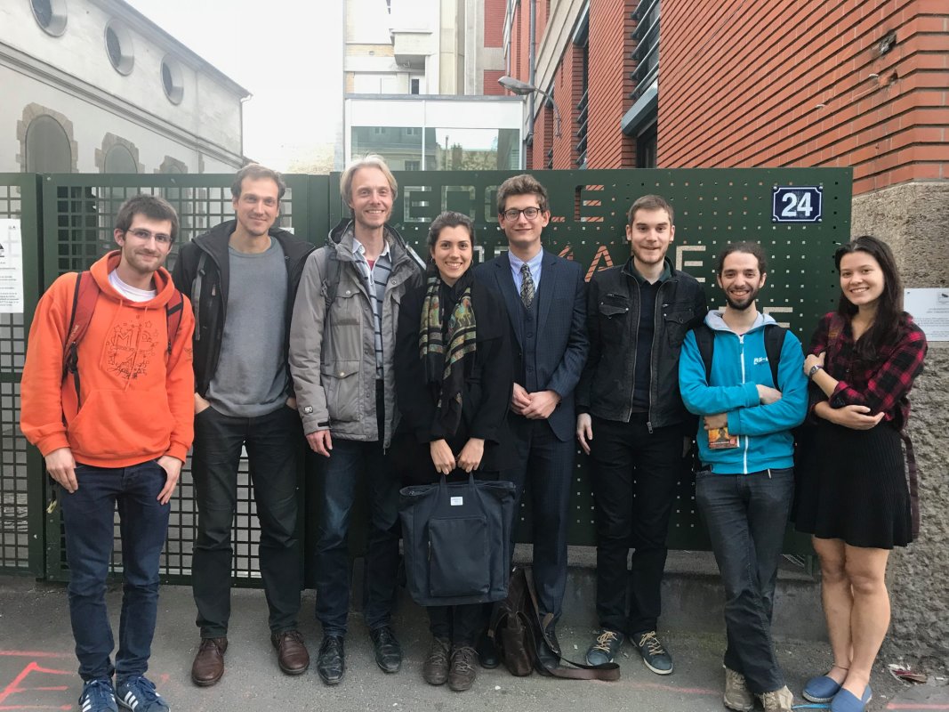 Jesper et ses élèves du cours d'espéranto, devant le département de physique de l'ENS, à Paris